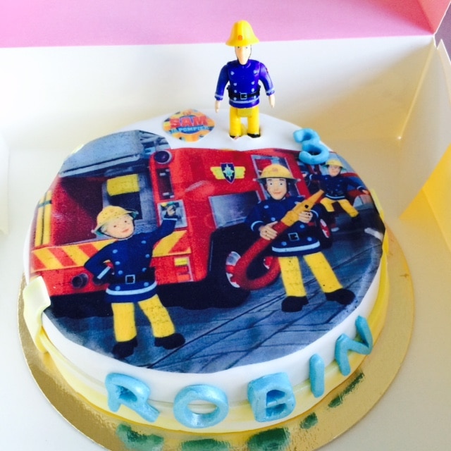 Sam le Pompier sur son gâteau bleu 🍰